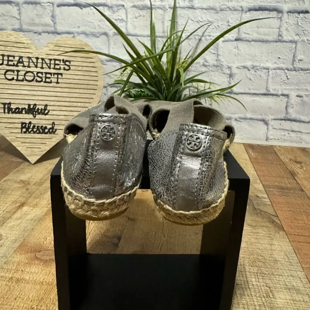 TORY BURCH Silver Leather Espadrille Sandals Sz 5.5 Elastic Gray Crossed Straps